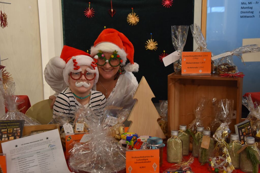 Glhwein, Kunsthandwerk und internationale Kstlichkeiten: Der Weihnachtsmarkt hat am Wochenende fr eine festliche Atmosphre in Gundelfingen gesorgt.