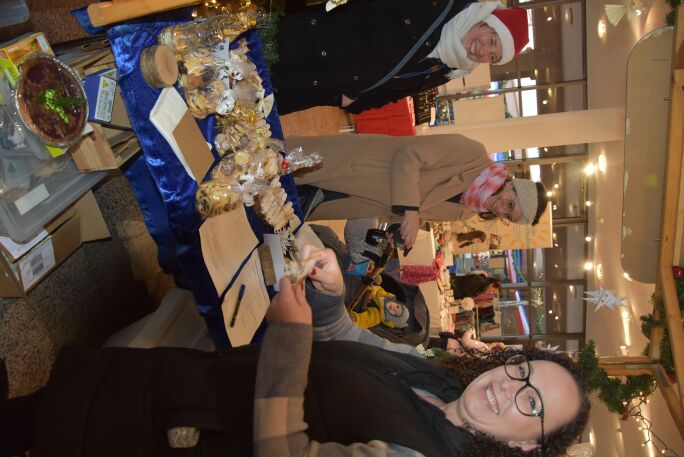 Glhwein, Kunsthandwerk und internationale Kstlichkeiten: Der Weihnachtsmarkt hat am Wochenende fr eine festliche Atmosphre in Gundelfingen gesorgt.