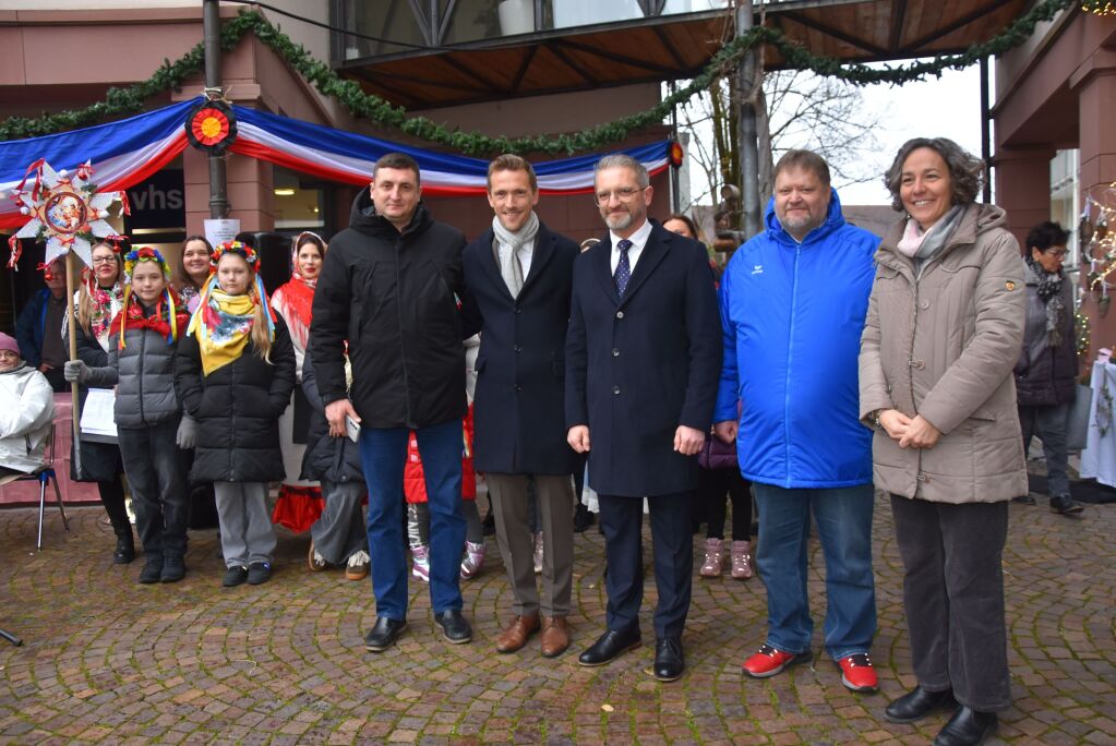 Aus den Partnergemeinden kamen die Gste zum Weihnachtsmarkt in Gundelfingen: (von links): Brgermeister von Ostroh/Ukraine, Kostyantyn Kyryliuk; Brgermeister Raphael Walz, Marek Dziegciarcyk stellvertretender Brgermeister von Bierun/Polen; Jens-Ingo Kreiig aus Scheibenberg und Marie Clerc aus Meung-sur-Loire/Frankreich