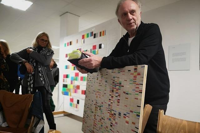 Der Knstler Werner Schmidt nimmt in Offenburg die Farbkonzepte des Romans "Ulysses" unter die Lupe