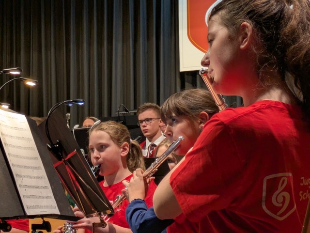 Eine eindrucksvolle Leistung bescheini... Pfläging dem musikalischen Nachwuchs. | Foto: Eva Wollweber Eine eindrucksvolle Leistung bescheini... Pfläging dem musikalischen Nachwuchs. | Foto: Eva Wollweber