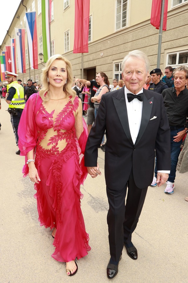 Gabriela zu Leiningen und Wolfgang Por...n die Hochzeit, ebenfalls in Salzburg.  | Foto: Franz Neumayr/APA/dpa