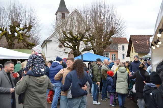 Fahrnauer Adventsmarkt vor der Agathenkirche versetzt Besucher in Vorweihnachtsstimmung