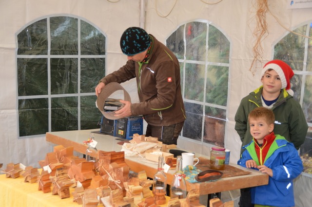 Ein Holzkünstler drechselt Weihnachtsgeschenke. | Foto: Edgar Steinfelder Ein Holzkünstler drechselt Weihnachtsgeschenke. | Foto: Edgar Steinfelder