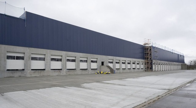 Das Unternehmen Dachser erweitert das ...ubau soll am 1. Juni in Betrieb gehen.  | Foto: Volker Mnch