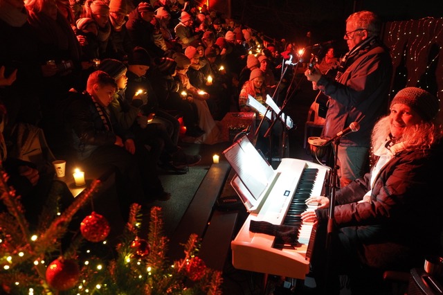 Daniela Sauter, hier im Bild mit Pfarr...Hintergrund beim Adventssingen sorgen.  | Foto: Benedikt Sommer