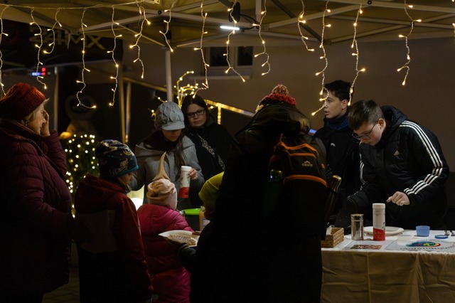Beim Weihnachtsmarkt des Dorfladens in...n Bauwagen fr die kleinsten Besucher.  | Foto: Cora Strittmatter