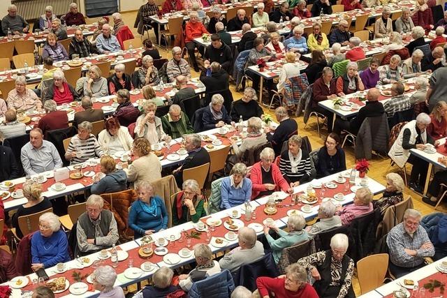 200 Senioren in Wehr genieen ein buntes Programm beim beliebten Seniorennachmittag im Advent