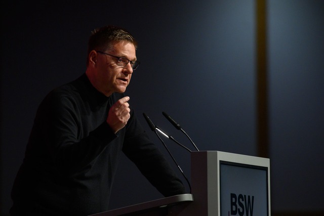 Der fr&uuml;here Fu&szlig;ballmanager ...l;chsten Wahlk&auml;mpfe organisieren.  | Foto: Klaus-Dietmar Gabbert/dpa