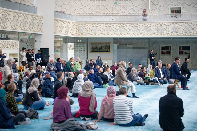 Am Tag der offenen Moschee besuchen au...n, wie hier in K&ouml;ln. (Archivfoto)  | Foto: Henning Kaiser/dpa