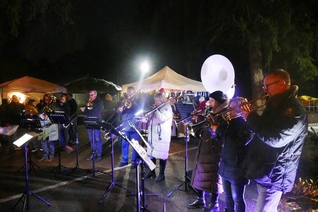 Weihnachtliches Flair in Warmbach: Adventsmarkt mit Christbaumverkauf strkt die Gemeinschaft