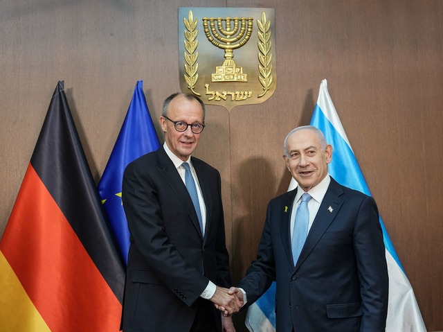 Merz und Netanjahu vor dem Gespr&auml;ch im Regierungssitz.  | Foto: Michael Kappeler/dpa