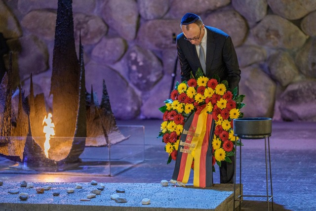 Merz nimmt an der Kranzniederlegung in...ust-Gedenkst&auml;tte Yad Vashem teil.  | Foto: Michael Kappeler/dpa
