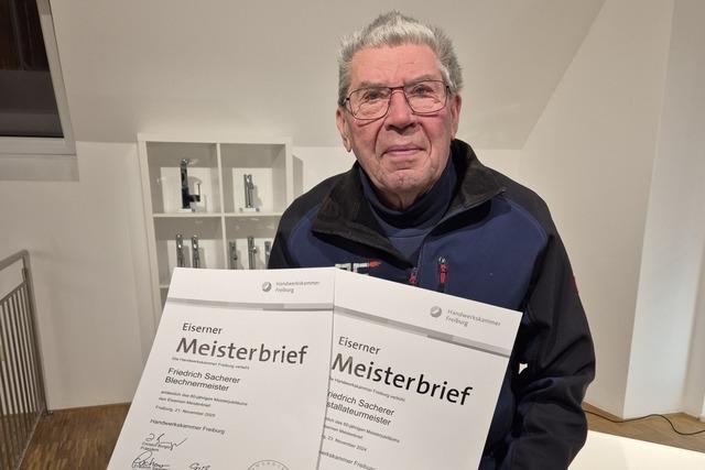 Sacherer junior verleiht Sacherer senior den Eisernen Meisterbrief fr 60 Jahre im Blechner-Handwerk