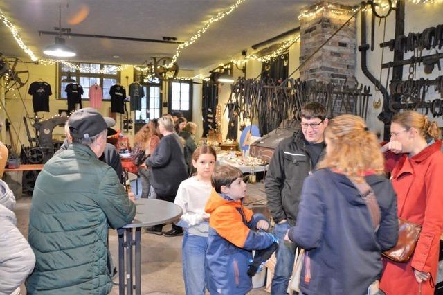 Schmiedeverein verwandelt Alte Schmiede in Mambach in festlichen Weihnachtsmarkt