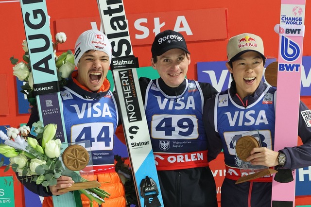 Neuer Hoffnungstr&auml;ger der deutschen Skispringer: Philipp Raimund (l).  | Foto: Grzegorz Momot/PAP/dpa
