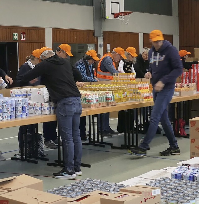 Die Hilfemacher packten fr die Tafeln wieder fleiig ein.  | Foto: Verein