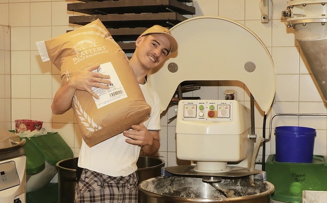 Janik Sauer bei der Arbeit in der Backstube.  | Foto: Wilfried Dieckmann