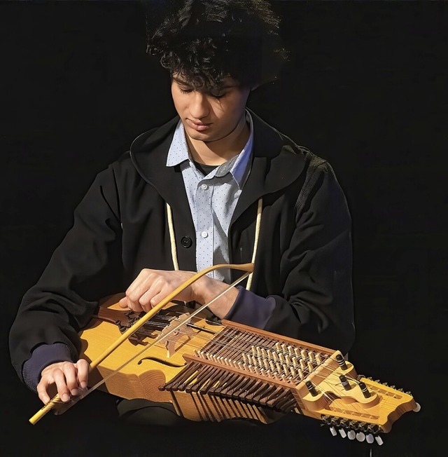 Die Nyckelharpa aus Schweden - Benjami...re zeigte sich  virtuos (Bild rechts).  | Foto: Wolfgang Scheu