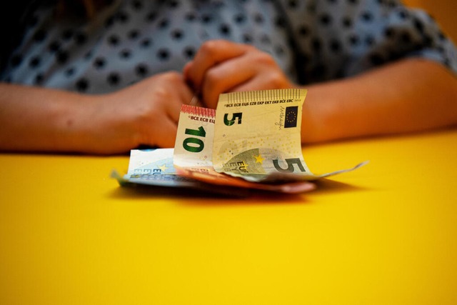 Die Kinder von Familie N. trumen von ...terjacken und Schuhe ist kein Geld da.  | Foto: Bernd Diekjobst (dpa)