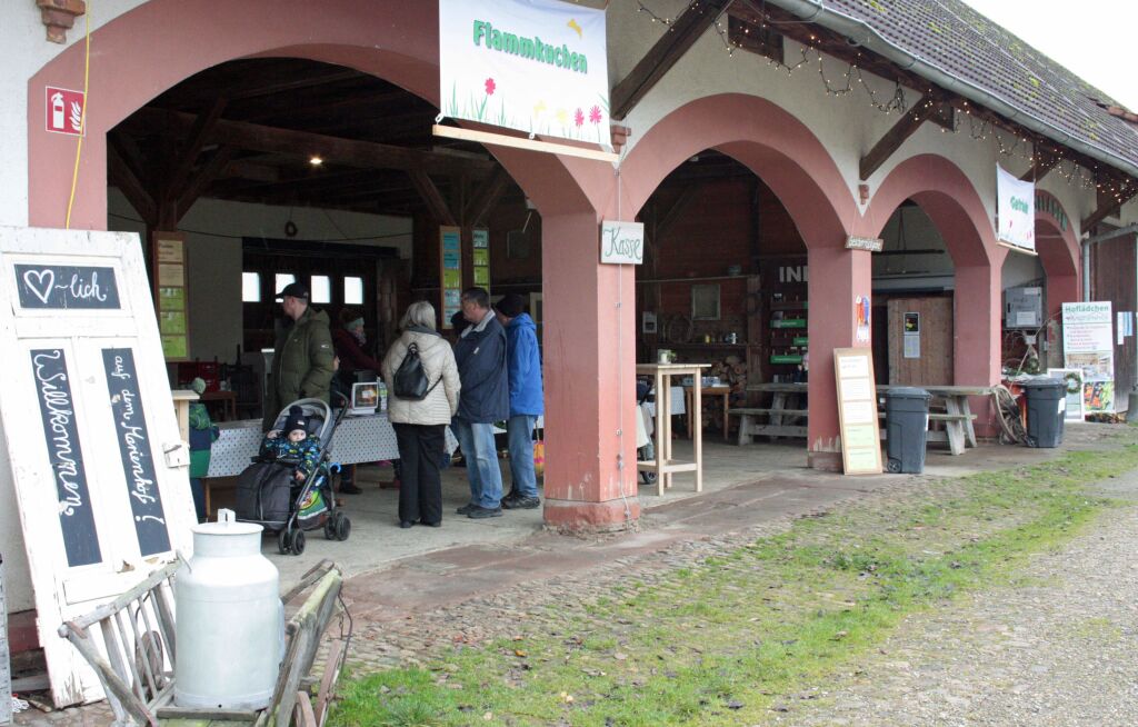 Der vierte Adventsmarkt vom CVJM Marienhof in Hohberg verbreitete am Sonntag vorweihnachtliche Stimmung. Es gab allerlei zu erleben: Einen Weihnachtsgottesdienst fr Familien im (beheizten) Stall, regionale Handwerkskunst, am Nachmittag Ziegen streicheln fr die Kinder und Filzen. Mit Waffeln, Punsch, Glhwein und zum Beispiel Flammenkuchen war fr das leibliche Wohl gesorgt. Abends sorgte eine spektakulre Feuershow fr Aha-Effekte.