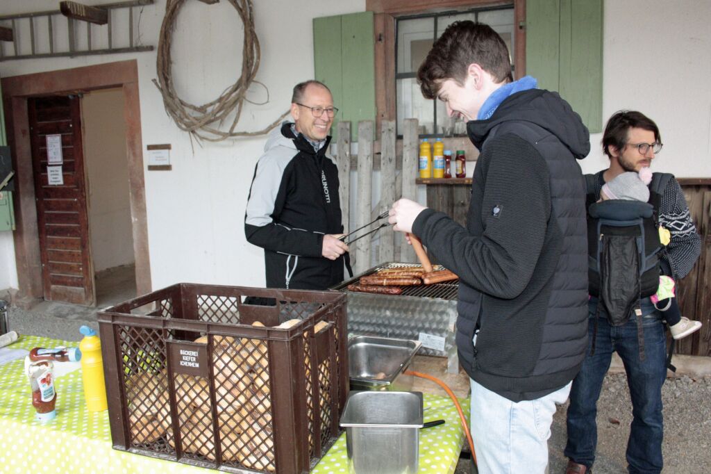 Der vierte Adventsmarkt vom CVJM Marienhof in Hohberg verbreitete am Sonntag vorweihnachtliche Stimmung. Es gab allerlei zu erleben: Einen Weihnachtsgottesdienst fr Familien im (beheizten) Stall, regionale Handwerkskunst, am Nachmittag Ziegen streicheln fr die Kinder und Filzen. Mit Waffeln, Punsch, Glhwein und zum Beispiel Flammenkuchen war fr das leibliche Wohl gesorgt. Abends sorgte eine spektakulre Feuershow fr Aha-Effekte.