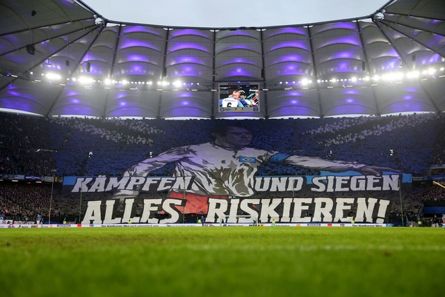 Die Choreographie der HSV-Fans vor dem Nordderby gegen Werder Bremen.  | Foto: Christian Charisius/dpa