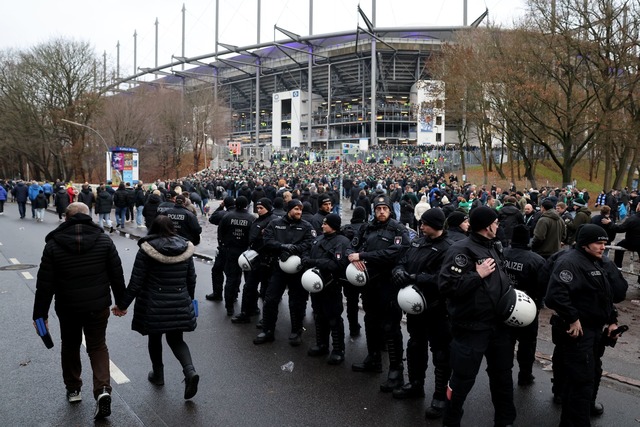 Polizei-Einsatz beim Nordderby zwischen dem Hamburger SV und Werder Bremen.  | Foto: Christian Charisius/dpa