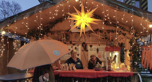Regenschirme vor Weihnachtsmarkt-Buden...onntag in Schliengen keine Seltenheit.  | Foto: Silke Hartenstein