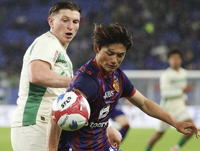 Siegtor in der Nachspielzeit: FCB-Verteidiger Keigo Tsunemoto (rechts)  | Foto: IMAGO/MANUEL GEISSER