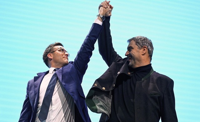 CDU-Landeschef Manuel Hagel (l.) posie...ent Markus Sder beim Landesparteitag.  | Foto: Uwe Anspach (dpa)
