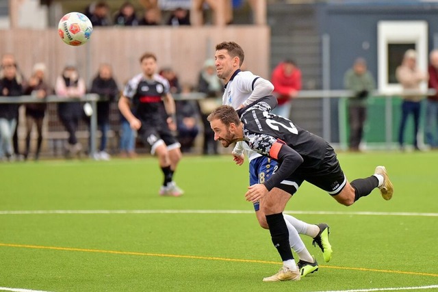 Der Schallstädter Kapitän Tobias Klein...iederschopfheimer Jonas Pies bedrängt. | Foto: Daniel Thoma Der Schallstädter Kapitän Tobias Klein...iederschopfheimer Jonas Pies bedrängt. | Foto: Daniel Thoma