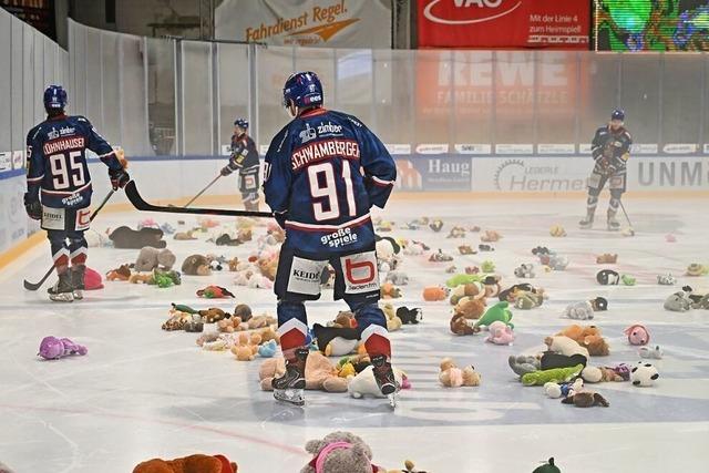 Fotos: Es fliegen die Bren beim Teddy-Bear-Toss des EHC Freiburg