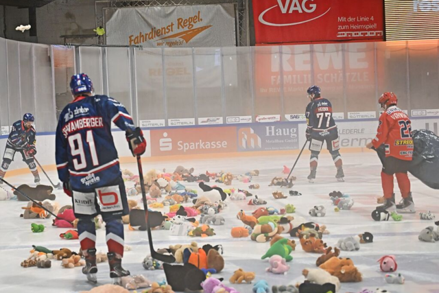 Fotos: Es fliegen die Bren beim Teddy-Bear-Toss des EHC Freiburg