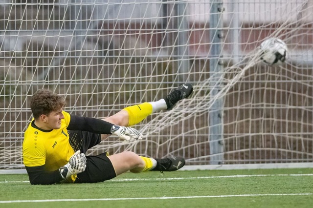 In die falsche Ecke: Bonndorfs Torhte... Ball landet zum 5:2-Endstand im Netz.  | Foto: Wolfgang Scheu