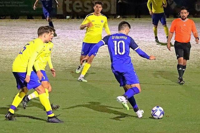 Die SF Oberried um Michael Müller (Num...loren das Derby in Buchenbach mit 2:3. | Foto: Fritz Zimmermann Die SF Oberried um Michael Müller (Num...loren das Derby in Buchenbach mit 2:3. | Foto: Fritz Zimmermann