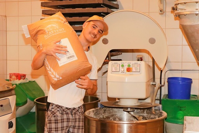 Janik Sauer bei der Arbeit in der Backstube.  | Foto: Wilfried Dieckmann