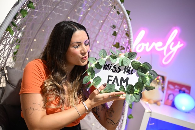Ihr Fans schicken ihr immer wieder Sac...auml;usche machen soll vor der Kamera.  | Foto: Felix K&auml;stle/dpa