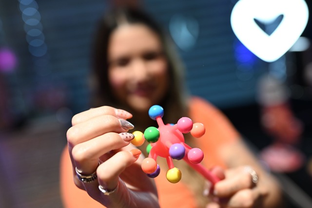 In ihren Videos fl&uuml;stert die Infl...uuml;r die Ger&auml;usche zu bekommen.  | Foto: Felix K&auml;stle/dpa