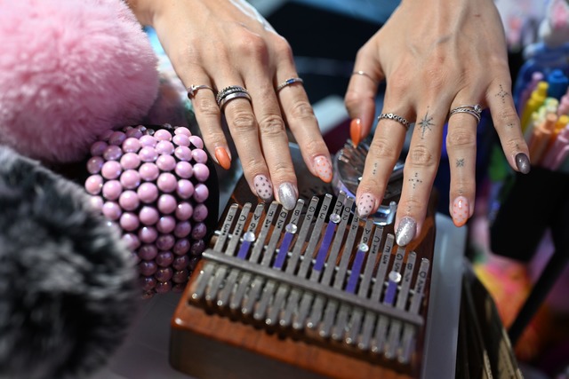 Auch kleine Instrumente kommen zum Einsatz in den Videos.  | Foto: Felix K&auml;stle/dpa