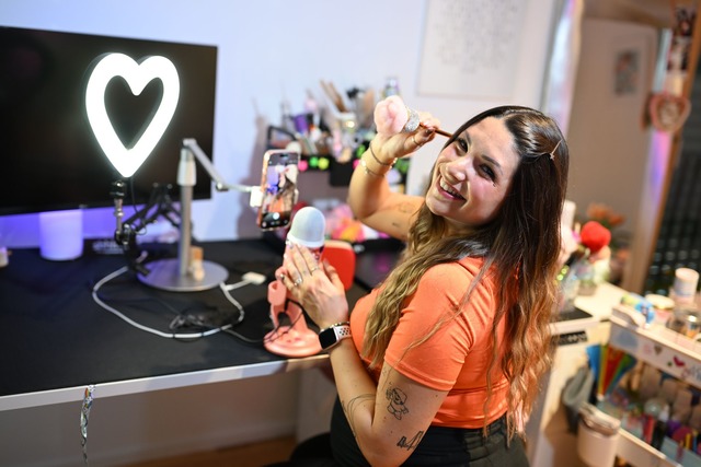 Die 34-J&auml;hrige schminkt sich auch vor der Kamera.  | Foto: Felix K&auml;stle/dpa