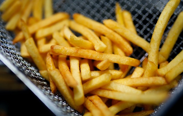 Altes Frittierfett wird von Dieben zurzeit &ouml;fter gestohlen. (Symbolbild)  | Foto: Ina Fassbender/dpa/dpa-tmn