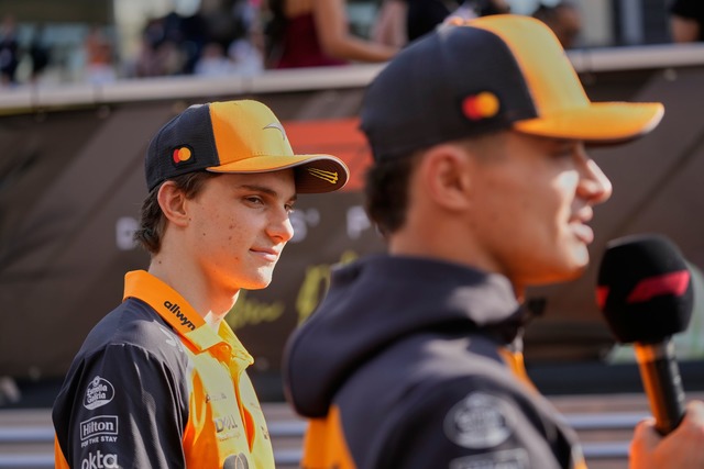 Oscar Piastri (l.) wird den Teamkolleg...ter Lando Norris 2026 schlagen wollen.  | Foto: Darko Bandic/AP/dpa