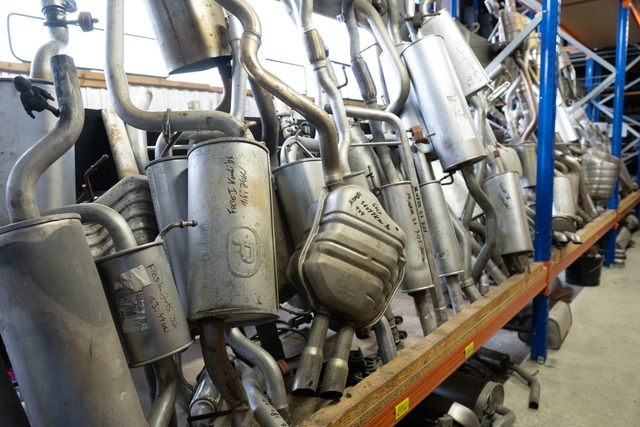 Die deutsche Automobilbranche steckt s...ngerer Zeit in der Krise. (Symbolbild)  | Foto: Sebastian Kahnert/dpa