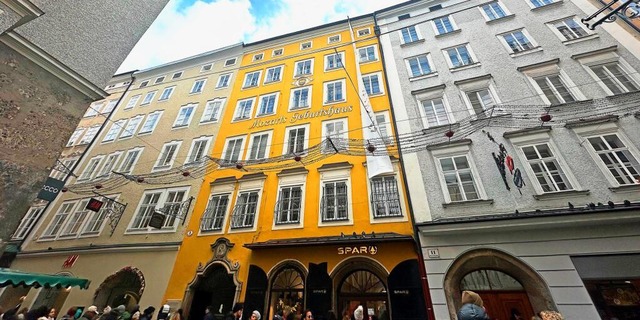 Dort kam er zur Welt: Blick auf Mozart...haus in der Getreidegasse in Salzburg. | Foto: Gregor Tholl/dpa Dort kam er zur Welt: Blick auf Mozart...haus in der Getreidegasse in Salzburg. | Foto: Gregor Tholl/dpa
