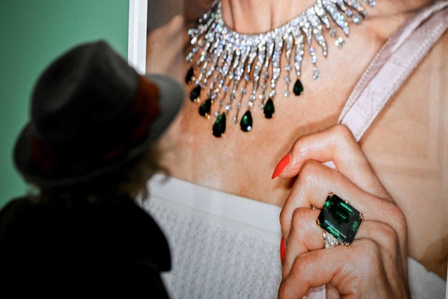 Eine Besucherin betrachtet ein Foto vo...bei einer Ausstellung in Mailand 2024.  | Foto: IMAGO/Nicola Marfisi/AGF / Avalon