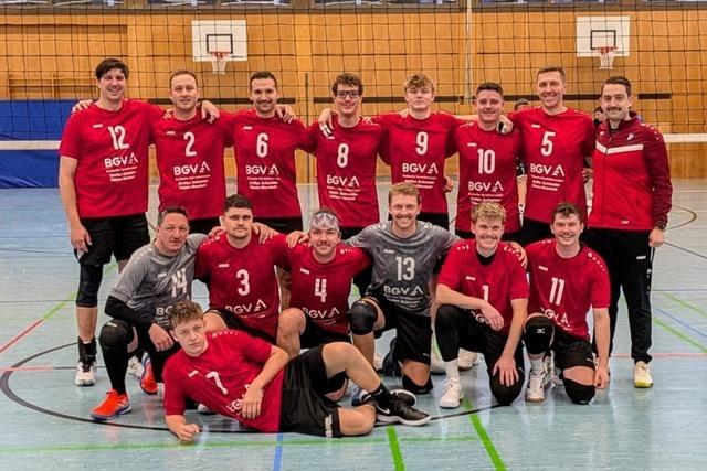 Neustadts Volleyballer und Fans sind nach dem Sieg aus dem Huschen