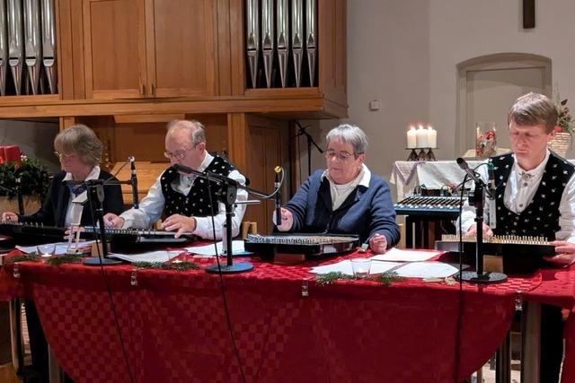 Zithergruppe aus Freiamt spielt Adventskonzert in Reichenbach und sammelt Spenden