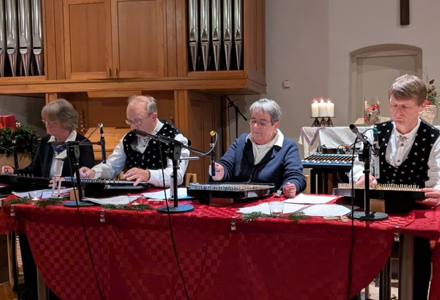 Saitenmusik mit (von links) Irene Lerc...lter Kern, Beate Hin und Michael Kern.  | Foto: Enya Steinbrecher