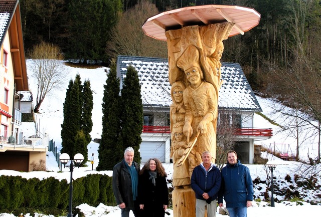 Brgermeister Marcel Schneider, Holzbi...r die weithin sichtbare neue Skulptur.  | Foto: ZVG